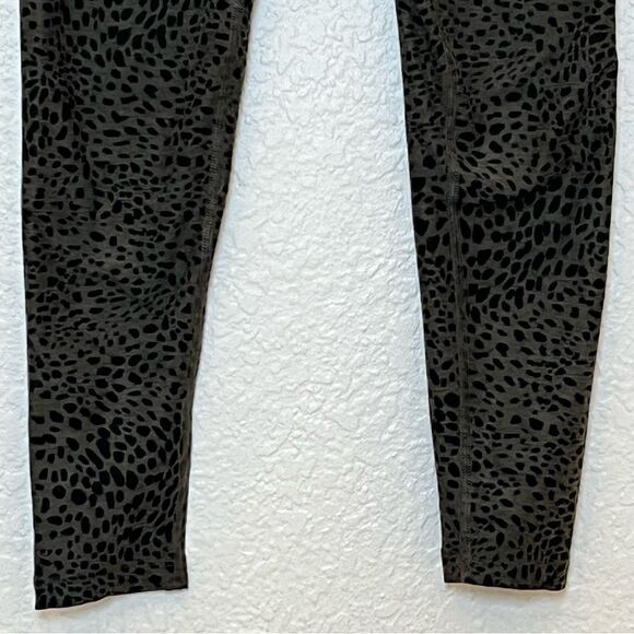 Beyond Yoga Printed Spacedye High Waisted Midi Legging in Eden Green Cheetah XS - Picture 10 of 14